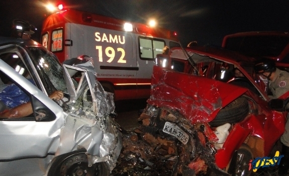For�a da colis�o destruiu os dois ve�culos.