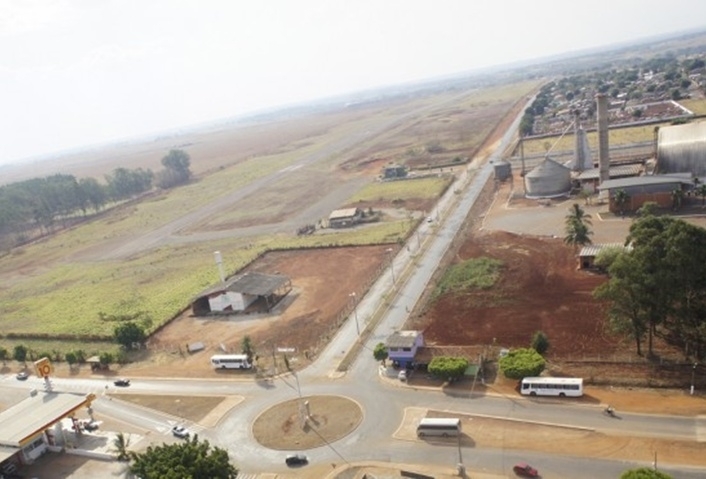 Vista a�rea da avenida Gilmar Mendes que ser� asfaltada e iluminada