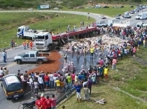 Carreta tomba em trecho da BR-116  e carga fica na pista.