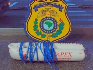 Dinamite encontrada em nibus seria trazida para Cuiab.