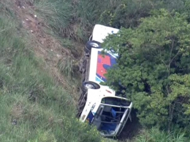 �nibus capotou na tarde desta segunda-feira.