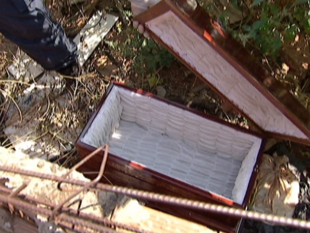 Caixo encontrado em terreno estava vazio.