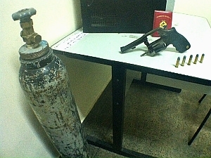 Arma, munio e cilindro encontrados na residncia do suspeito