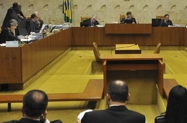 Ministros durante sesso em novembro de 2011 da Lei da Ficha Limpa