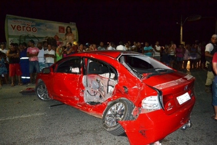 Polcia diz que criminoso invadiu sinaleira e bateu no carro das vtimas.