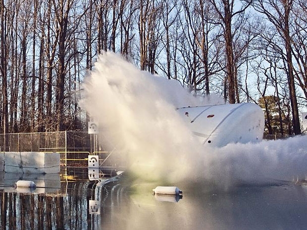 Prot�tipo da Orion cai na �gua durante teste realizado na Virginia
