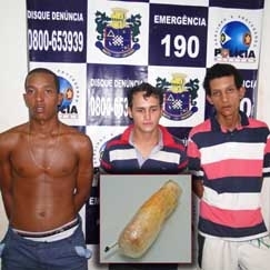 Os acusados e a dinamite: eles estavam cortando o caixa quando uma viatura passou, assustando-os