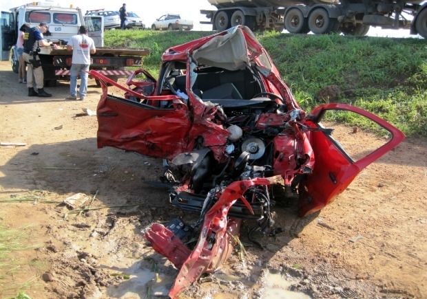 Carro estava fazendo ultrapassagem em uma curva na BR-163, diz PRF.