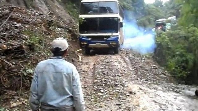 Momento em que o motorista tenta passar por trecho perigoso.