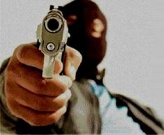 Dupla de assaltantes invadiu o local e usou empresrio como refm