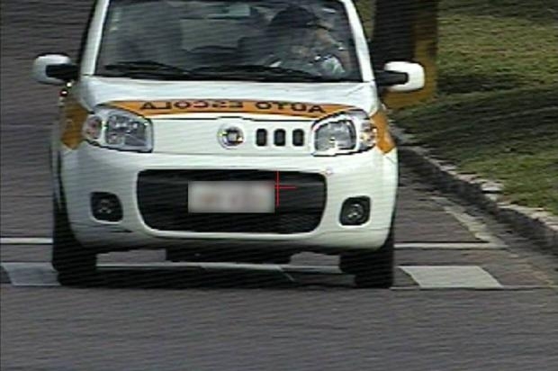 Al�m de trafegar acima da velocidade, radar flagrou motorista falando no celular