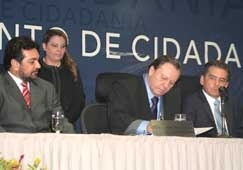 O conselheiro Jos Carlos Novelli, ao centro, entre o vice-governador Chico Daltro e o deputado Srgio Ricardo, assume p