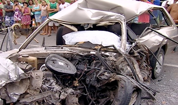 Acidente com dois caminhes e carro e deixou um morto na Serra.