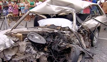 Acidente com dois caminh�es e carro e deixou um morto na Serra.