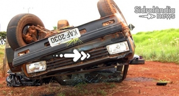 Motorista ficou ferido depois de capotar caminhonete.