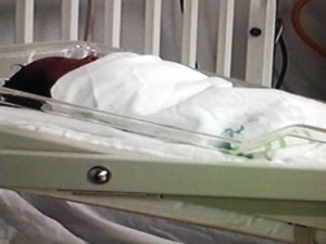 Beb� est� sendo cuidada por m�dicos do PS de Cuiab�.