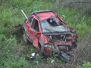 Carro ficou completamente destrudo com o acidente