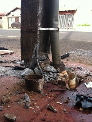 Jovem atropela cinco pessoas em frente a loja de convenincia.