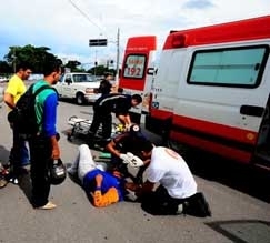 Paramdicos do Samu fazem atendimento: na regio Sul eles pediram demisso porque dizem que eles mesmos no foram atendi