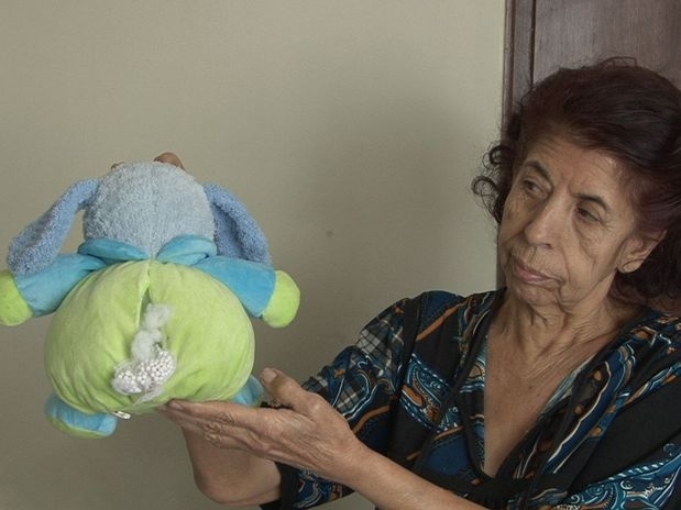 Neuza Dias de Freitas, 72 anos, foi presa aps PMs confundirem bolinhas de espuma do estofamento de ursinhos de pelcia