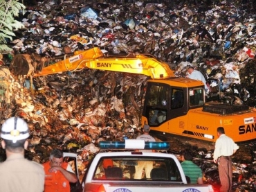 As equipes fazem buscas por crian�as com o aux�lio de duas retroescavadeiras