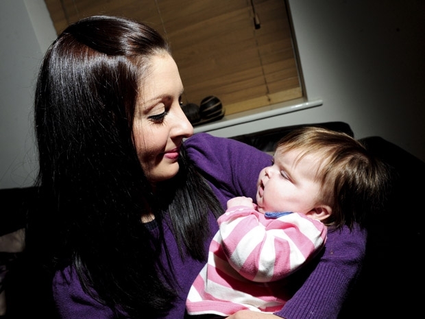 A pequena Eva Joyce nasceu cega e hoje enxerga devido a um transplante de crnea.