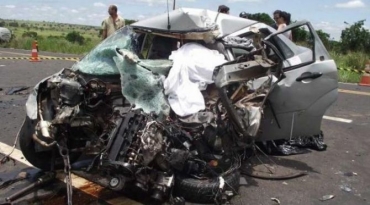 Veculo ficou totalmente destrudo com a fora do impacto