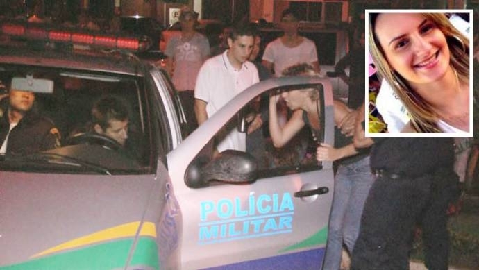 Amigos e familiares de Natlia (dest.) tentaram agredir PM, dentro de viatura