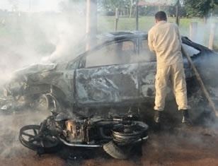 Fogo iniciou logo aps a batida entre o carro e a moto, em Sinop.