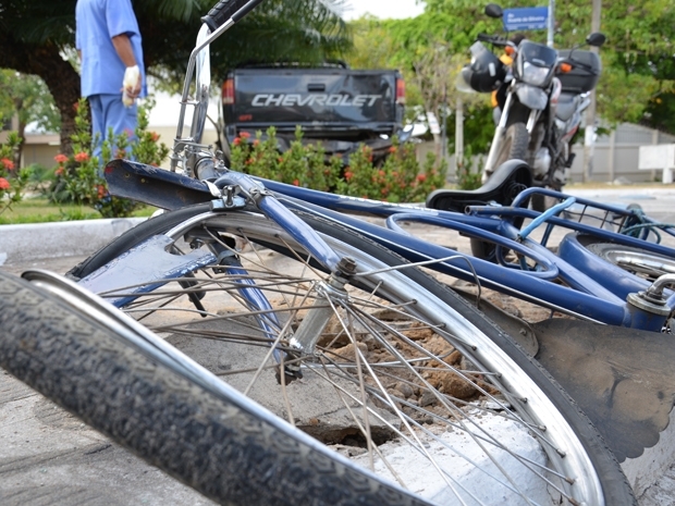 Ciclista ficou ferido e foi encaminhado ao Hospital de Trauma da capital.