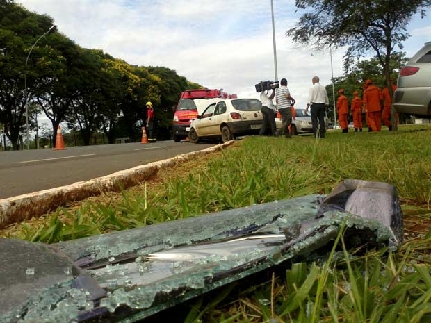 Veculos envolvidos em acidente na manh deste sbado (24) no Eixo Monumental, em Braslia.