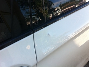 Carro do jogador Adriano com marca de tiro.