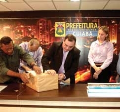 O procurador-geral do municpio, Fernando Biral, entre servidores pblicos durante a abertura dos envelopes