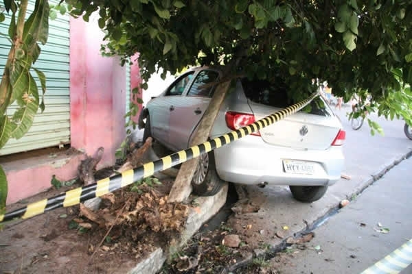 Vtima perdeu o controle do carro aps ser atingido. Filhos socorreram o pai.