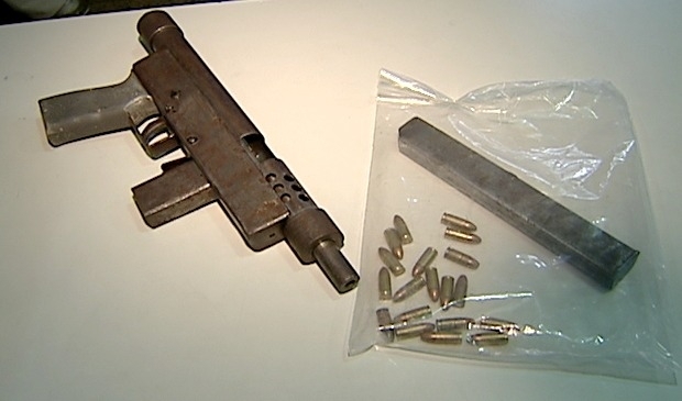 Alm da arma a menina de 16 anos estava com munio e um carregador.