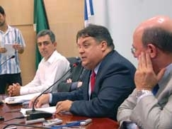 O deputado Gilmar Fabris (PSD) concedeu coletiva � imprensa na manh� de ontem e contou com o apoio do presidente da AL, 