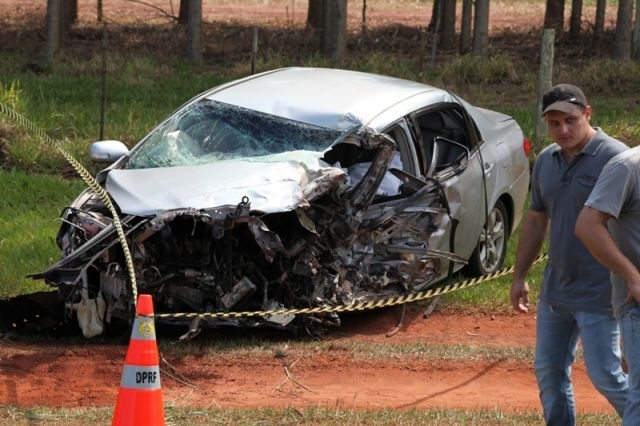 Motorista bateu de frente com caminho