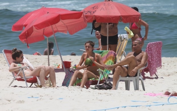 Sophie, Monique e Eri curtem o sol