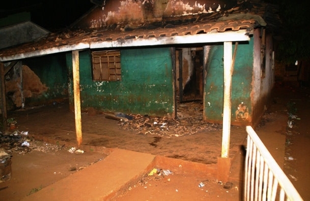 Polcia encontrou o corpo aps chegada dos bombeiros.