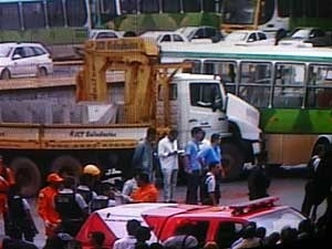 Acidente entre dois nibus e caminho na rodoviria do Plano Piloto.