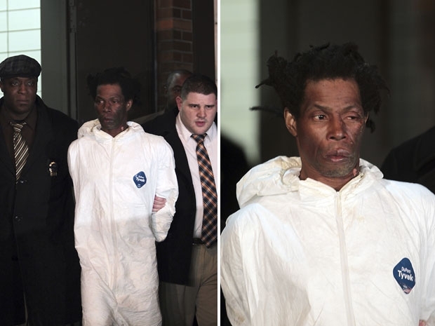 Jerome Isaac, de 47 anos,  levado por policiais na noite de domingo (18)