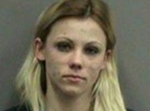 Flagrada com dinheiro falso, Amy Lynn Benson.