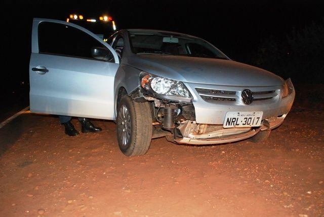 Carro ficou com a frente destru�da.