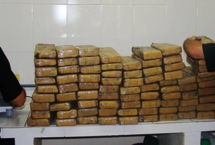Cerca de 120 kg de maconha estavam camuflados embaixo do banco do motorista