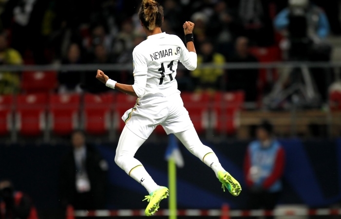 Neymar se irritou com torcedores na porta do hotel e se recusou a dar autgrafos