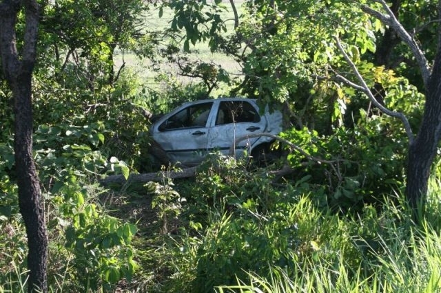 O veculo capotou por aproximadamente 50 metros e parou em meio o matagal.