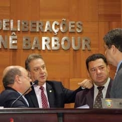 Antes das votaes, deputados travaram discusses internas com o intuito de apresentar novas sugestes 