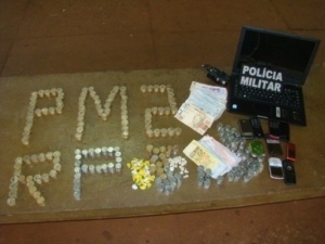Dinheiro e objetos apreendidos pelos policiais.