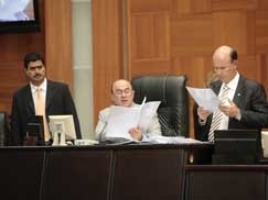 Deputado Jos Riva (PSD) presidiu sesso de ontem em que foi votada a LOA, acompanhado de Carlos Avalone (PSDB), relator