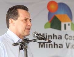 O governador Silval Barbosa (PMDB) discursa na inaugurao de casas populares ontem pela manh em Vrzea Grande
